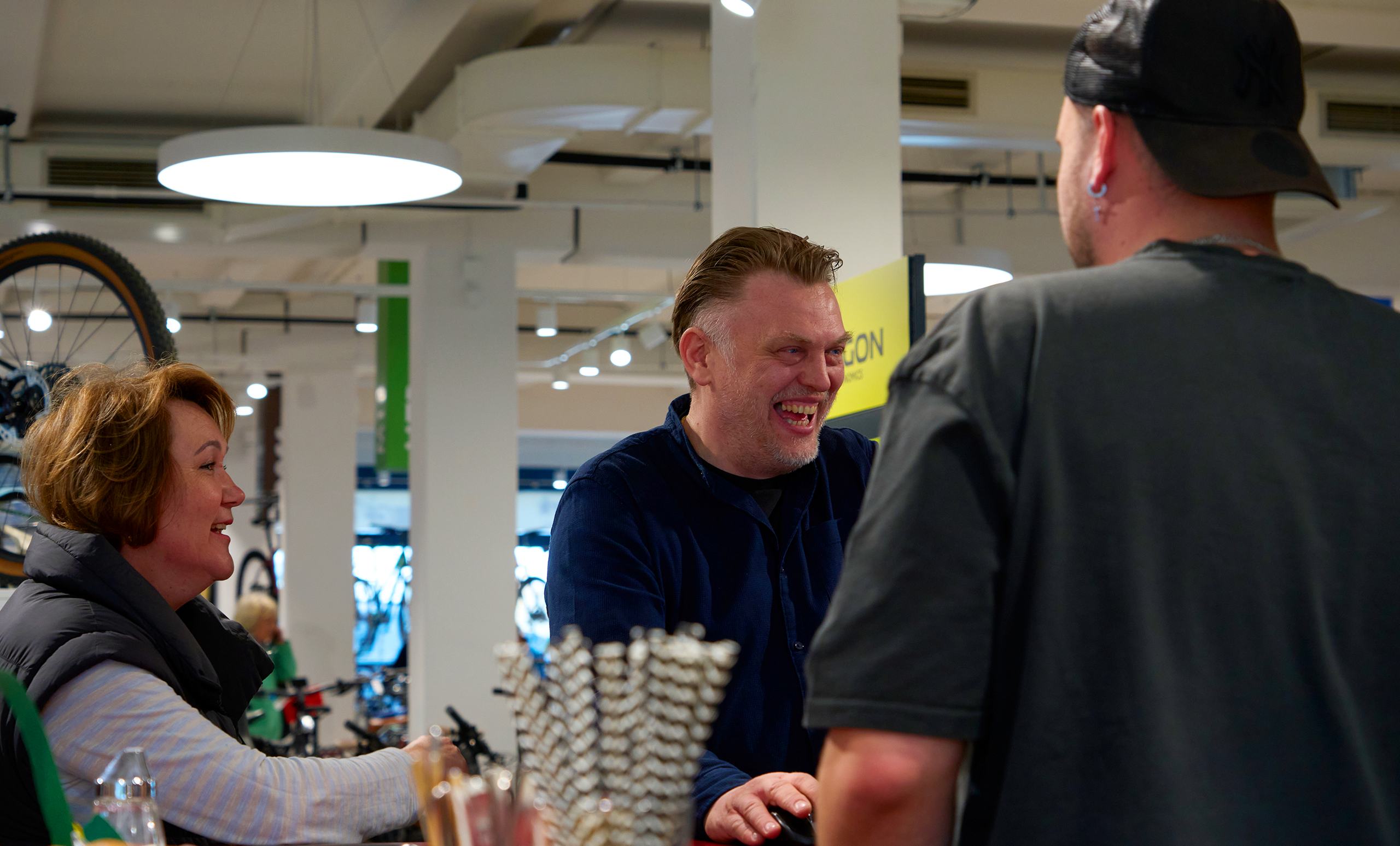 Ein Familienevent mit Gesprächen, Kaffee und Bastelspaß beim Fahrradladen in München mit herzlicher Atmosphäre