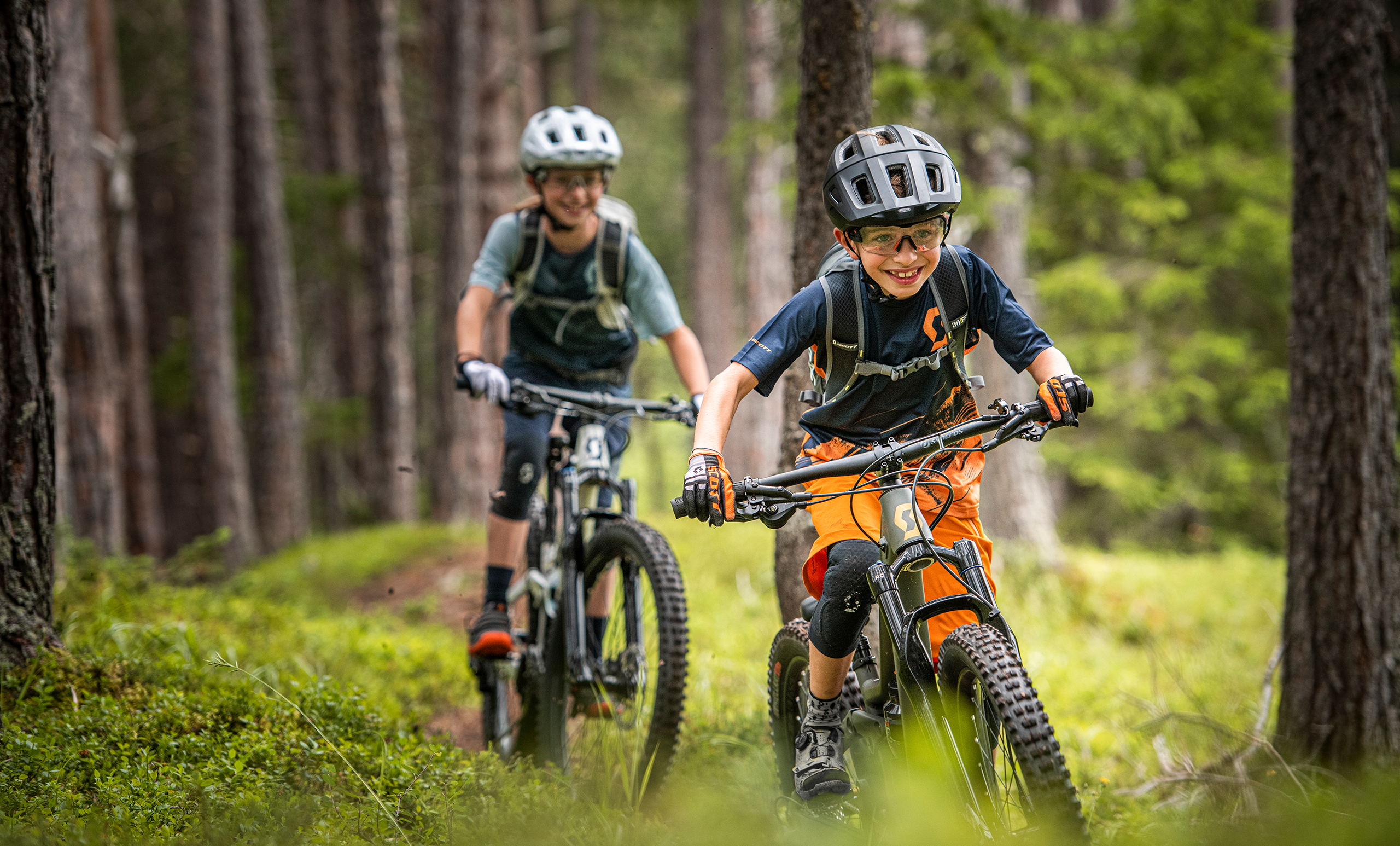 Gemeinsame Familienausflüge an der Isar oder durch den Englischen Garten werden zu einem entspannten Erlebnis für alle Beteiligten.
