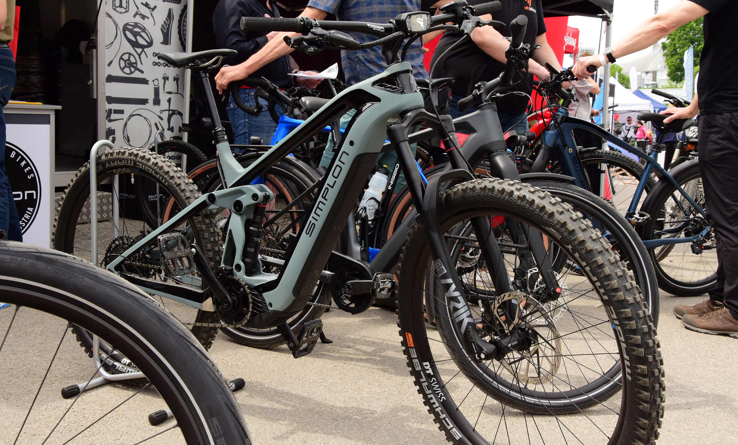 Für die Testfahrt bereit: Ein Simplon E Bike Fully