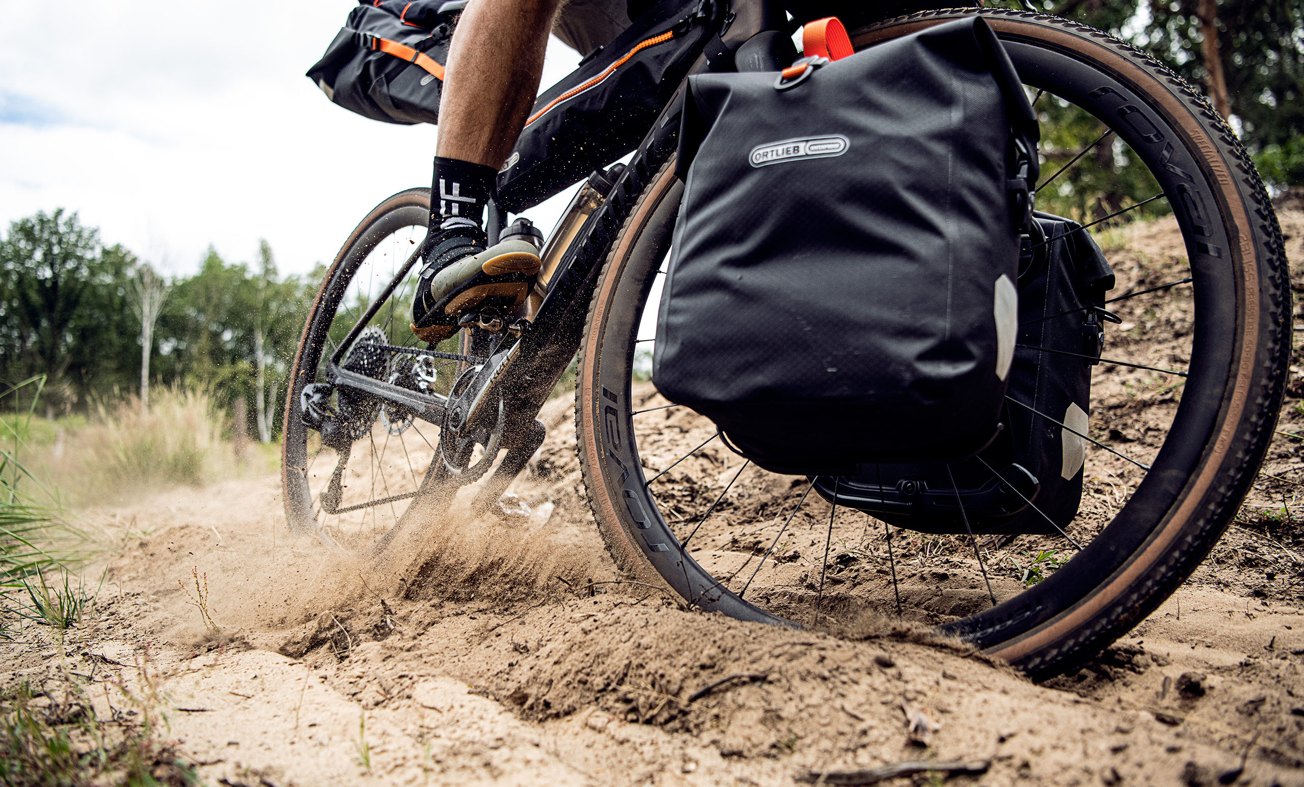 Ohne schweren, ausladenden Ballast bleibt das Fahrrad agil, und Sie behalten die Freiheit, dort abzubiegen, wo der Asphalt aufhört.